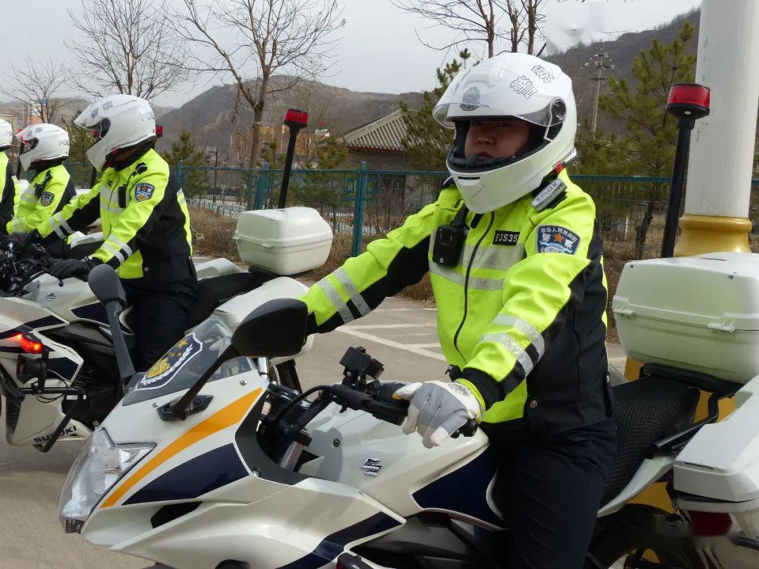 微石樓石樓騎警巡邏隊亮相街頭靈活機動保障市民安全