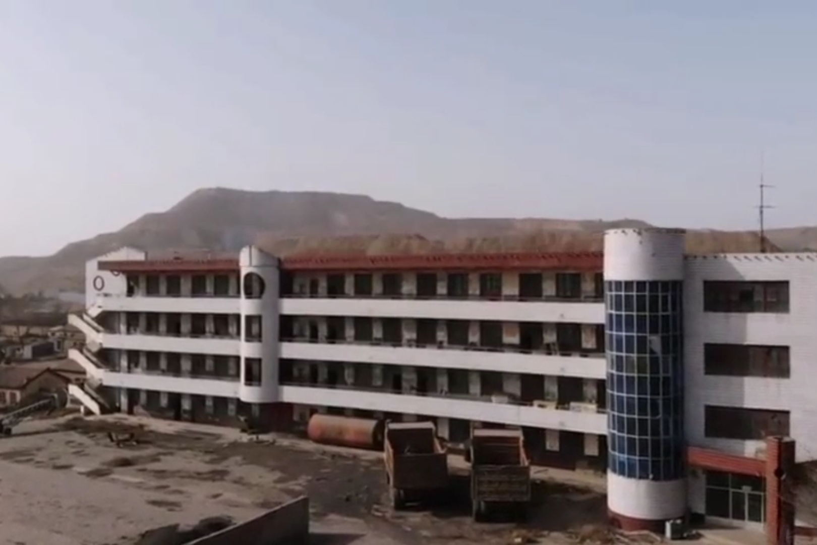 回到小时候的学校90年代这样的教学楼在县城很辉煌