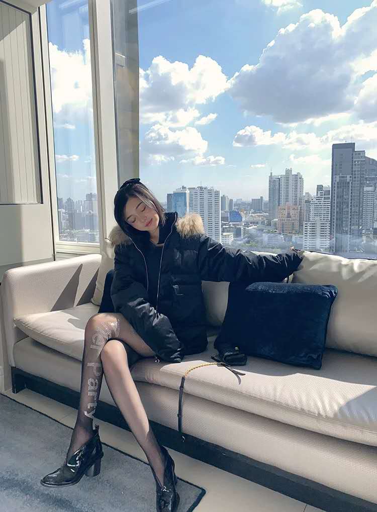 晓雪winema穿上字母袜,大秀美腿