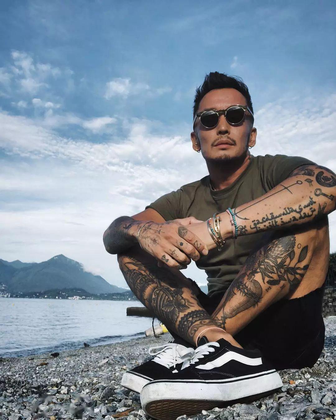 日本最帅花臂大叔跑去纽约开花店年过四十一身肌肉迷倒万千少女