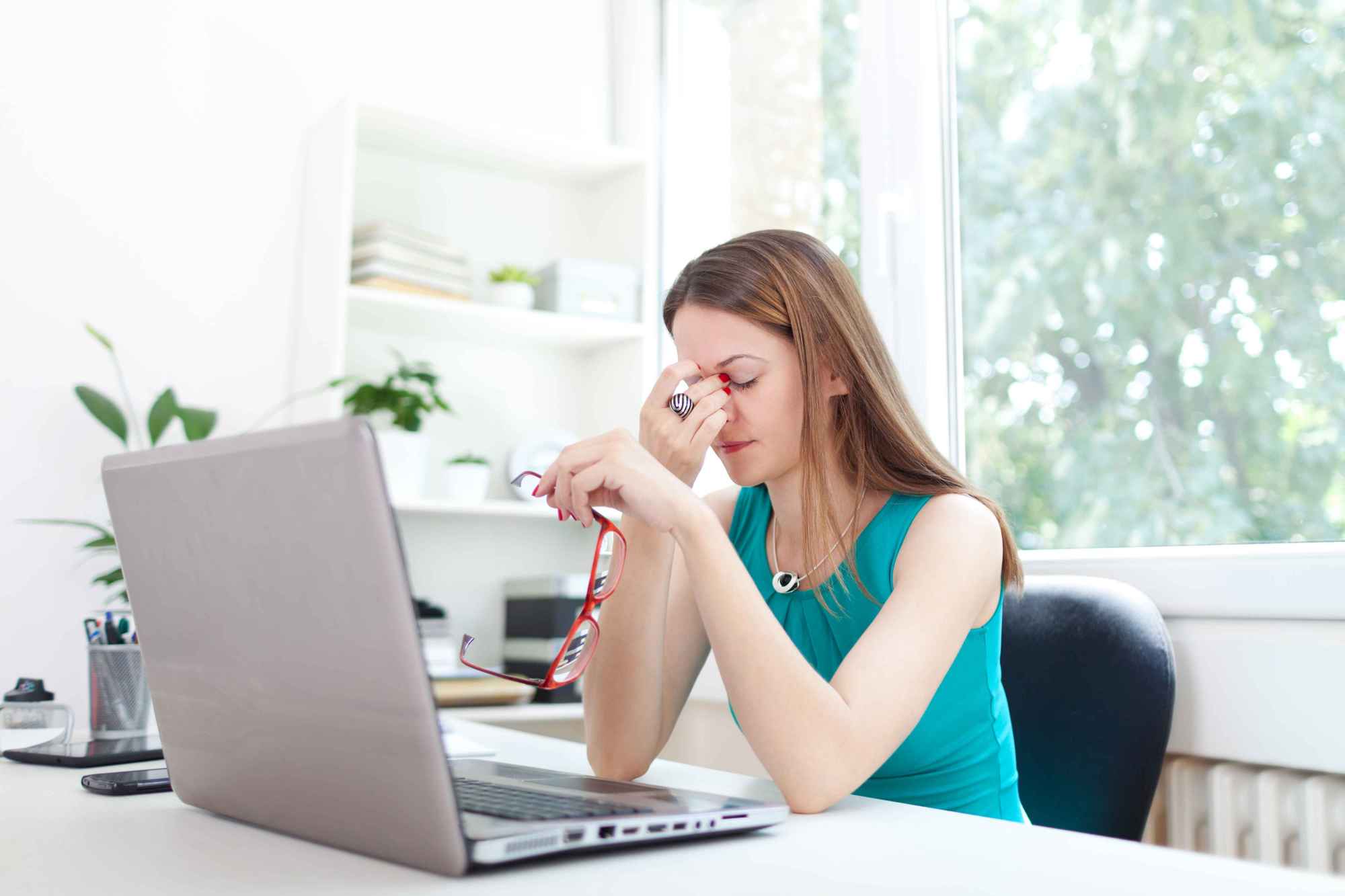 眼睛干涩疲劳什么导致?医生给出4点建议,快速缓解眼疲劳很有效