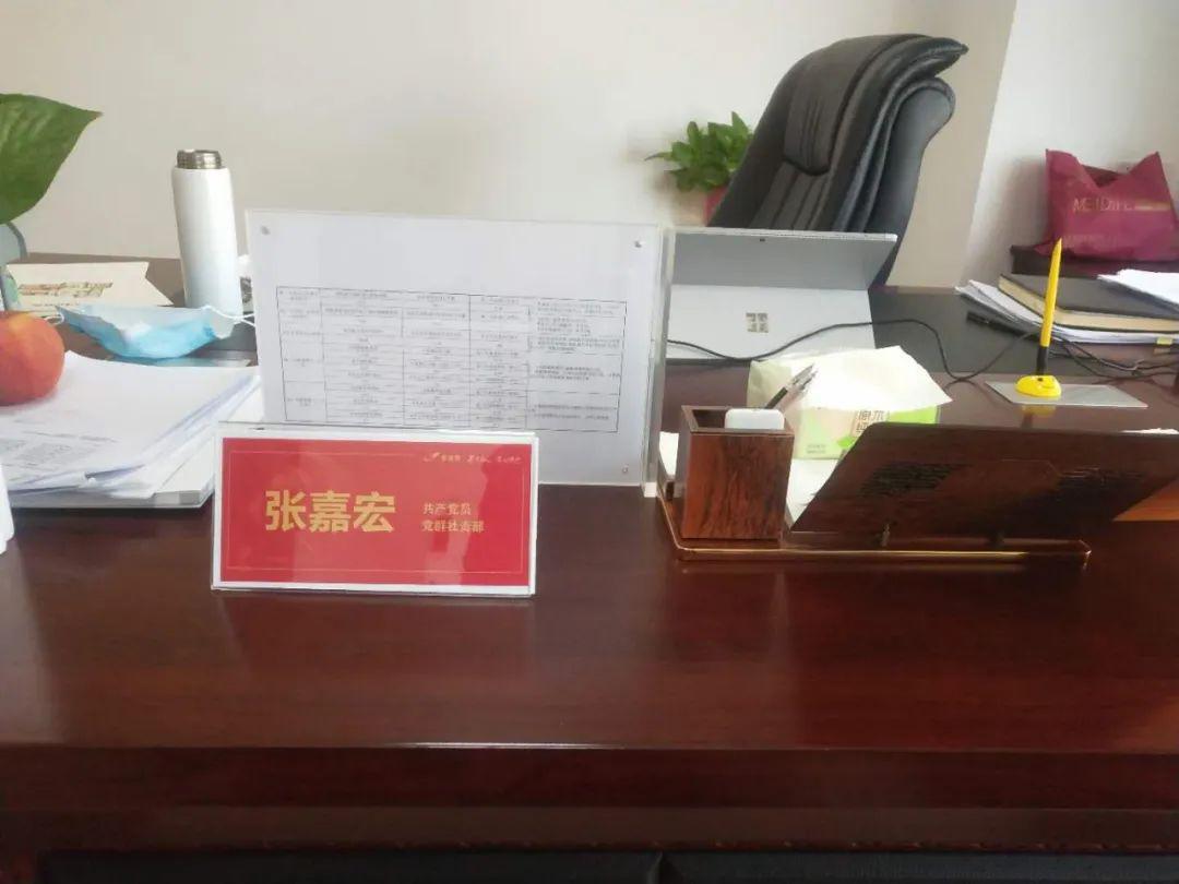 党旗一样鲜红的党员名签摆放在骨干党员的办公桌上,亮明党员身份