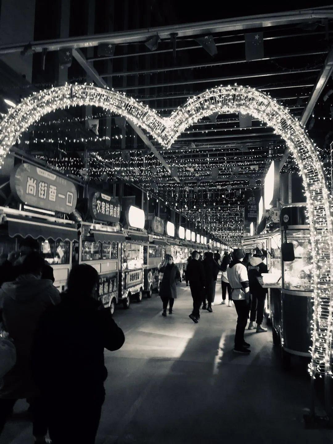 4月3日,银川这座城:鼓楼尚街夜市黑黑白白
