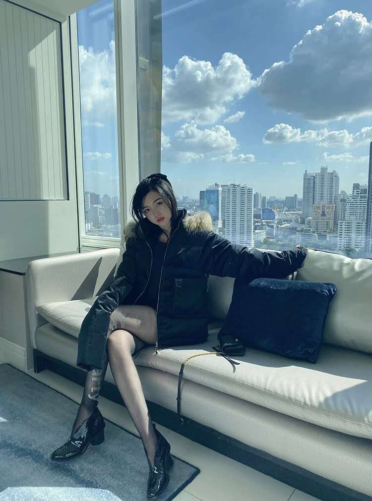 晓雪winema穿上字母袜,大秀美腿