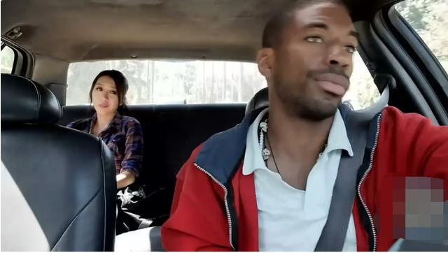 她准备好了摄影机,进入塞西尔酒店安排好住宿后就开始到处探索.