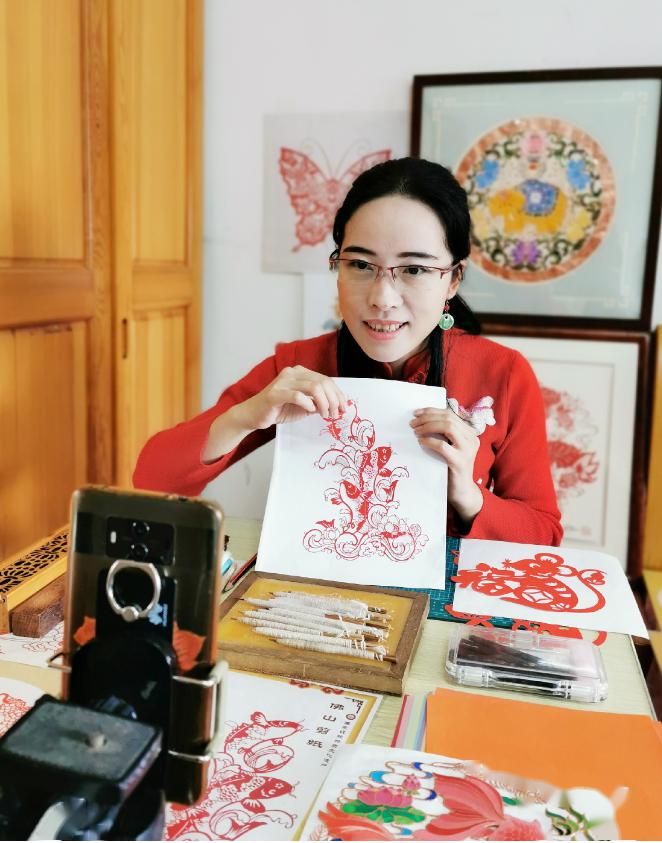 而佛山彩灯市级传承人李文涛和佛山剪纸市级传承人邓春红这一对伉俪