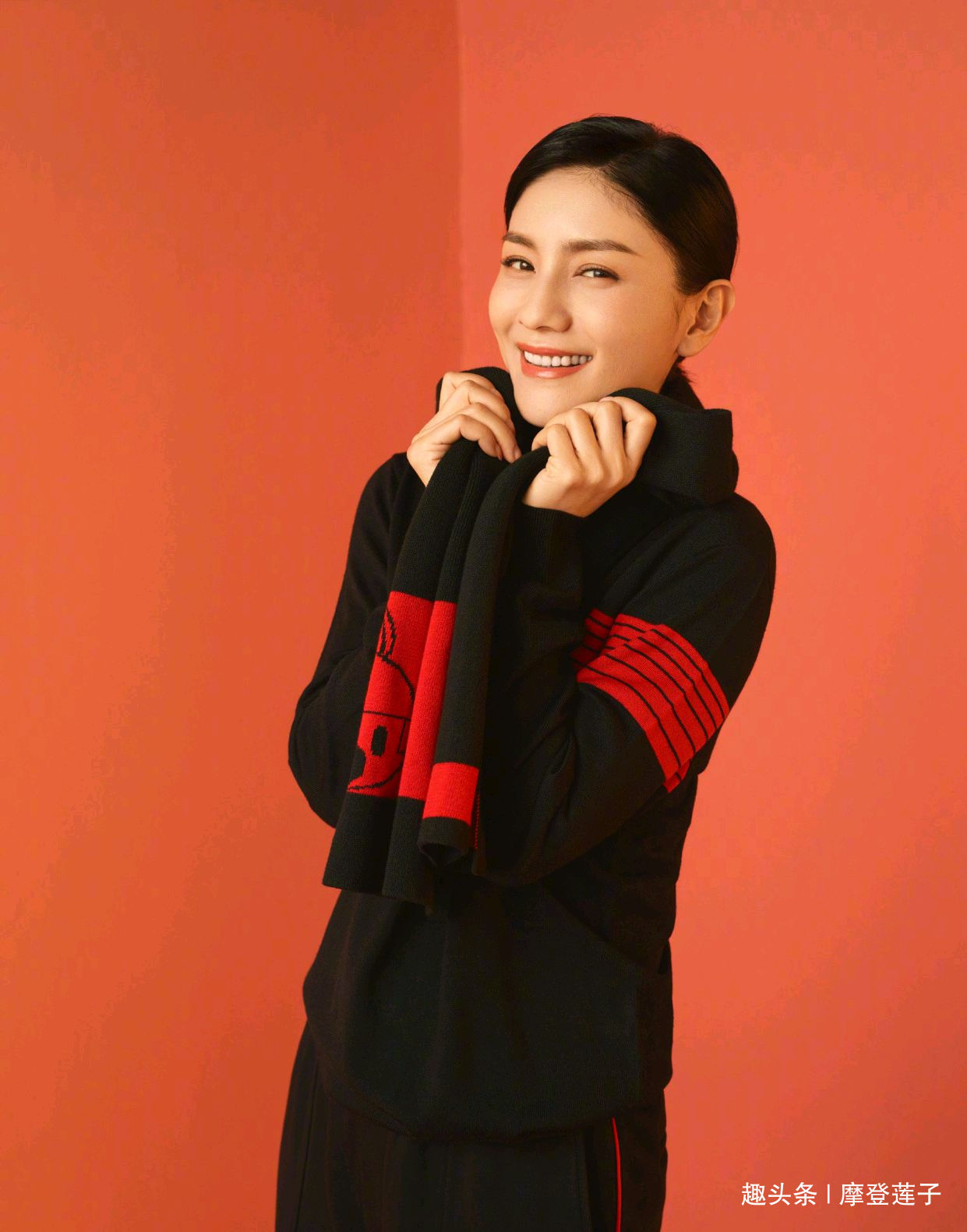 沙溢能够说是"中年大叔"了,站在胡可周围,把胡可烘托得更加的柔嫩