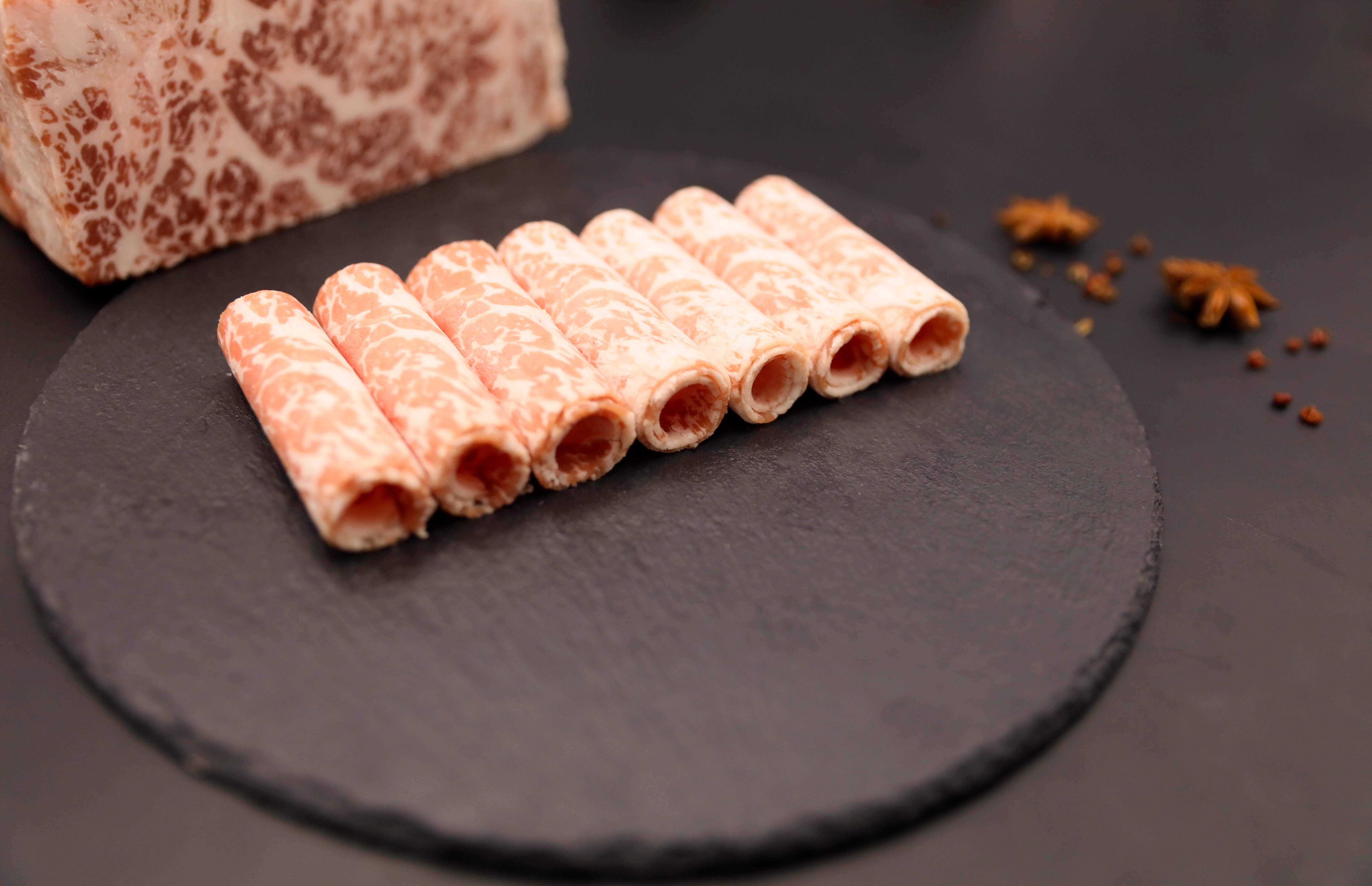 对于肉来说,爱它恨它的人比比皆是,但是重来没有人去伤害她!_肥牛