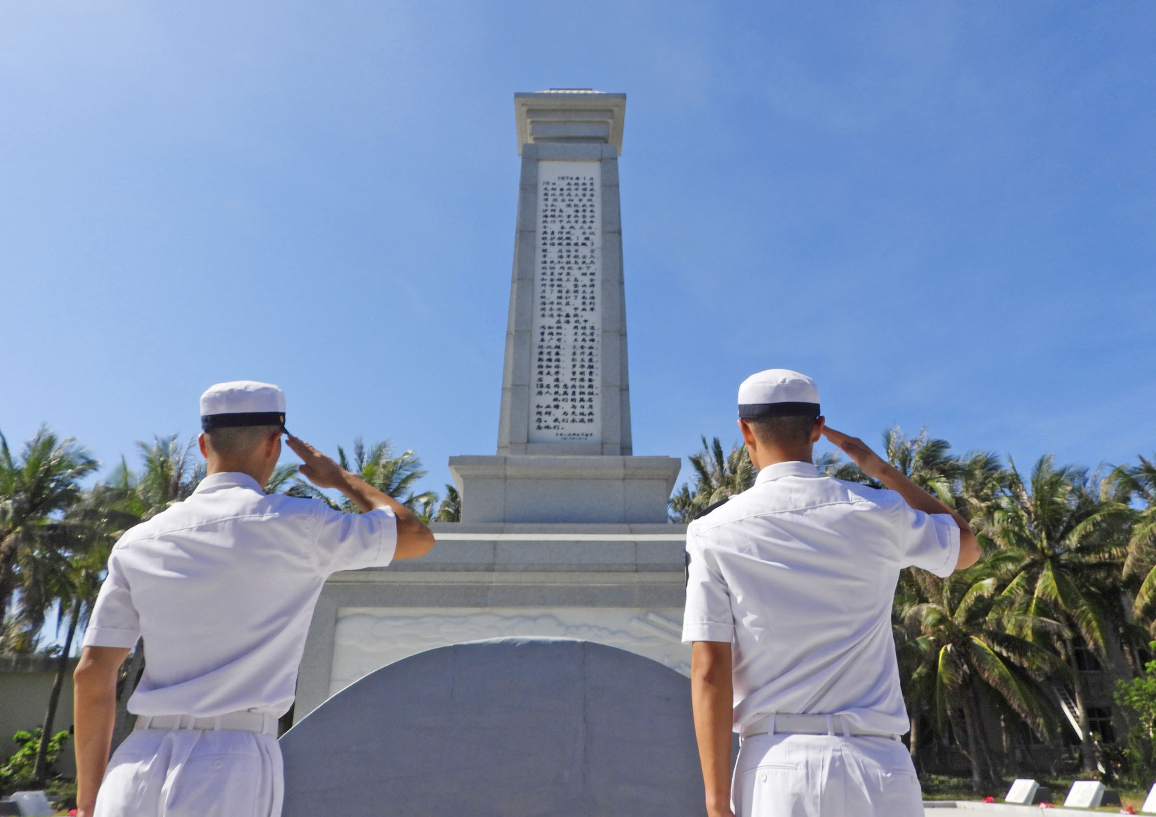 4月2日上午,西沙琛航岛烈士陵园,西沙海战烈士纪念碑巍然耸立.