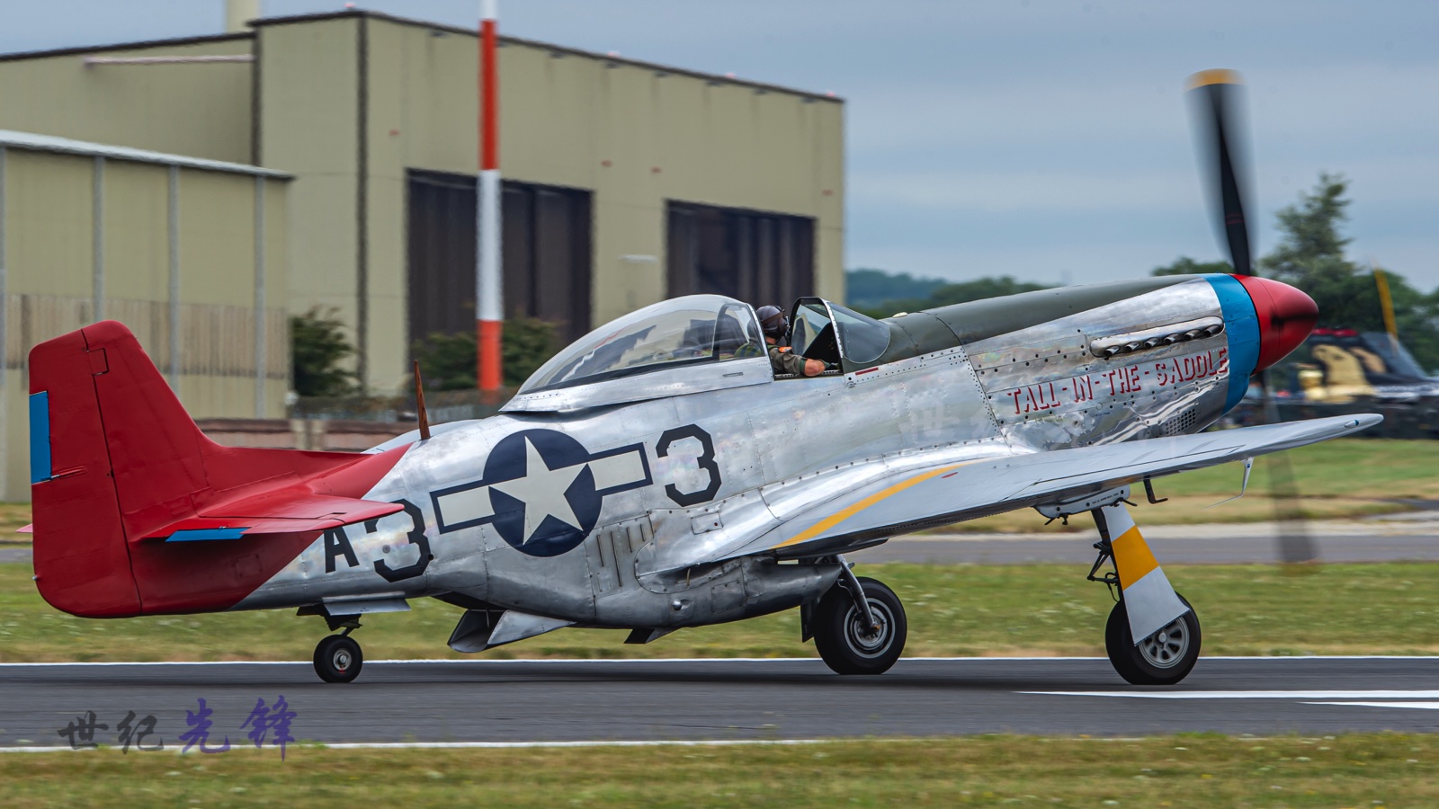 原創北美航空p-51野馬戰鬥機,產量超過15000架,二戰美製戰機的巔峰