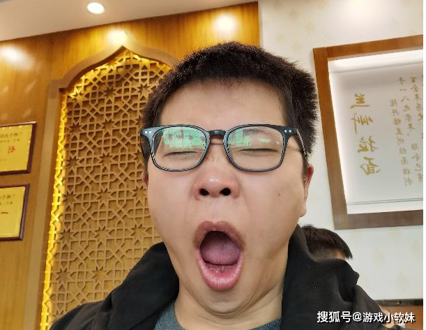 原创lol:余小c直播向观众道歉,原因竟是太菜,从中看出c皇人品!