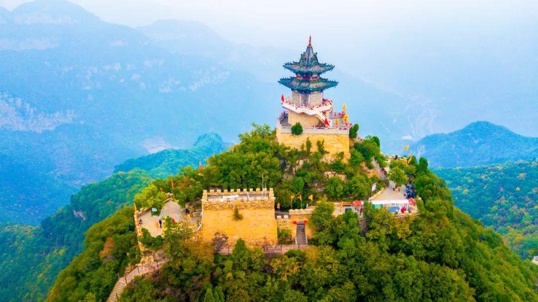 祖师顶位于神龙岭上,是云丘山第二高峰,海拔1330米.