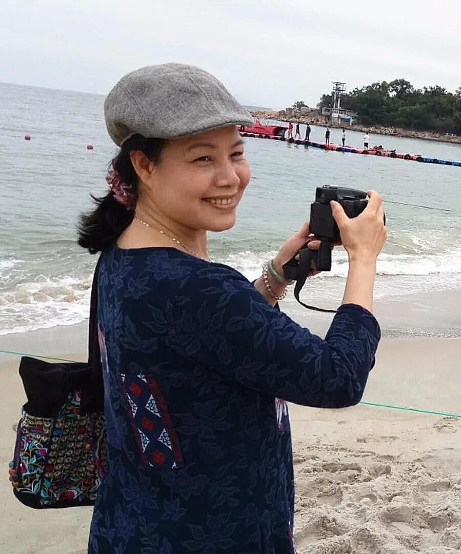 李秀玲,出生广东海丰,居住深圳,曾进修于广州美术学院,2016年一2017年