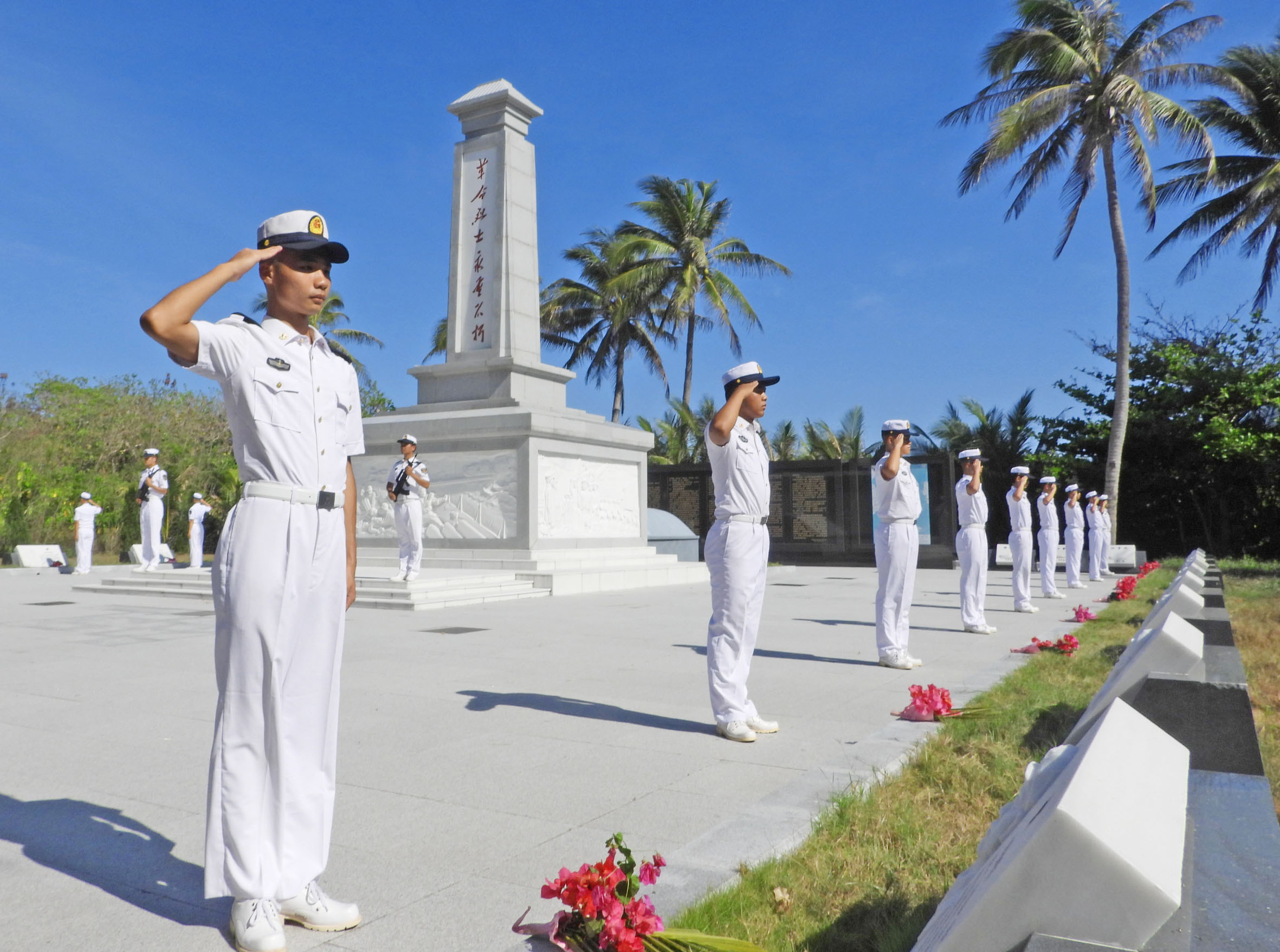 4月2日上午,西沙琛航岛烈士陵园,西沙海战烈士纪念碑巍然耸立.