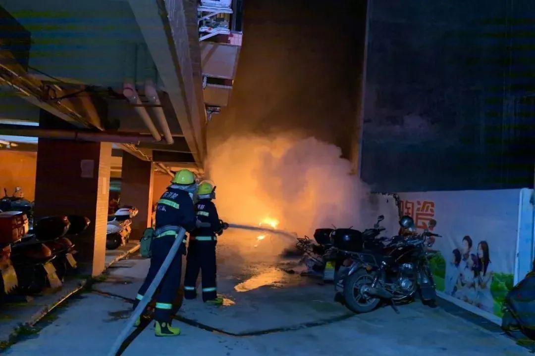 五华一小区摩托车自燃着大火,竟致8辆摩托,1辆汽车被烧成空架.