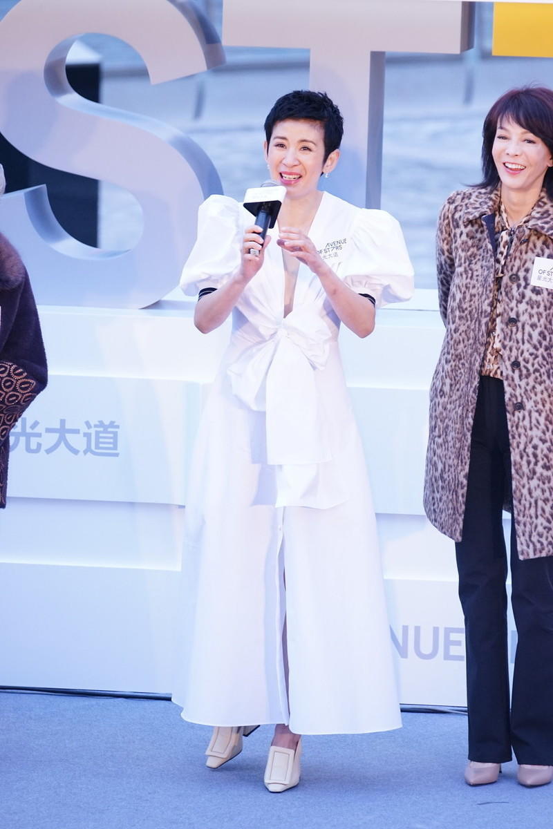 原创吴君如越老越会穿一袭白色深v裙搭配超短发惊艳众人高级时髦