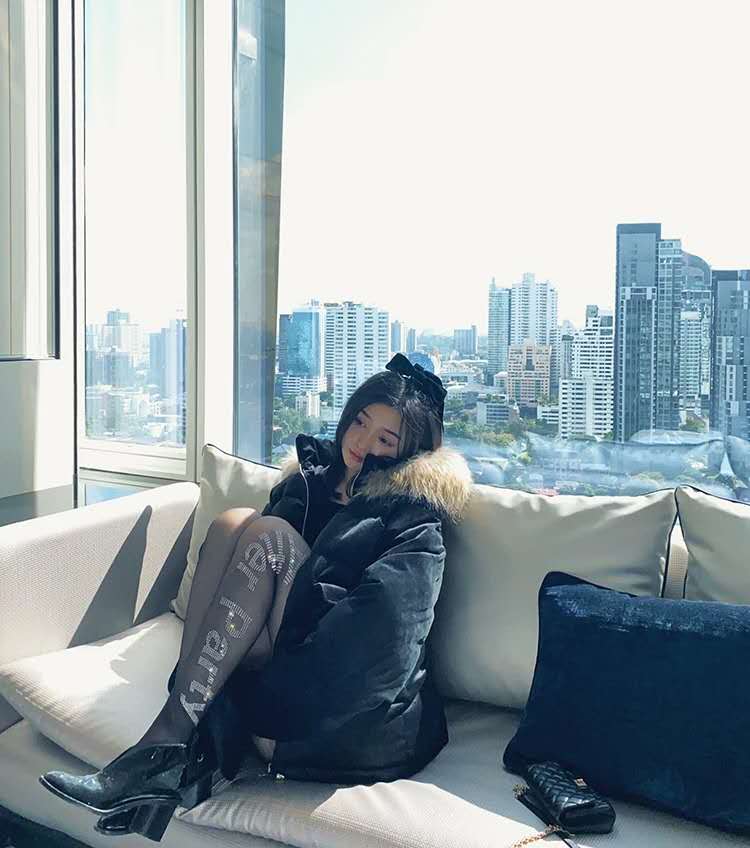 晓雪winema穿上字母袜,大秀美腿