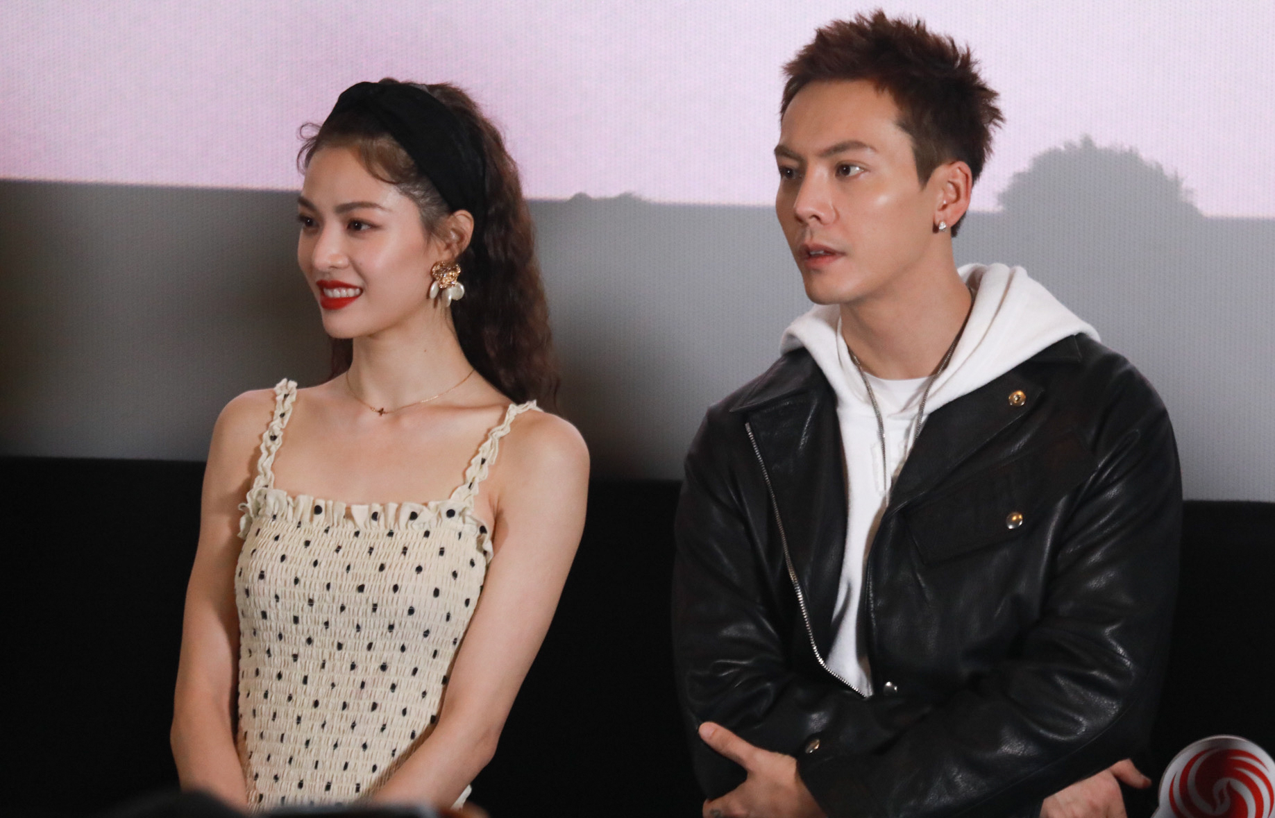 钟楚曦与外国帅哥亲密照曝光二人拥抱自拍配文暧昧现仍有联系