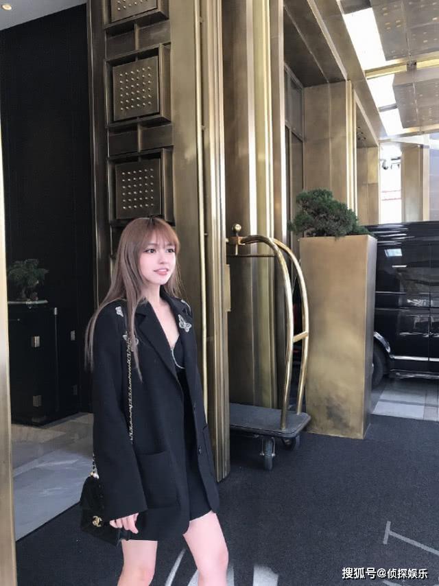 原创周扬青晒美照撞脸lisa罕见衣着性感媚力全开火辣身材吸睛