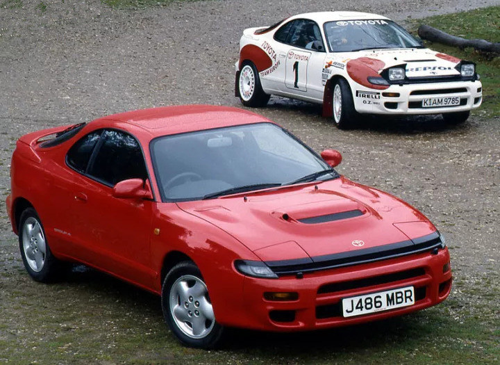 图:celica gt convertible.图:内饰风格有了较大改变,同外形一样圆润.