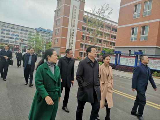 石门县委书记谭本仲,石门县委办主任邱献兵,县政府副县长黄蕾及县教育