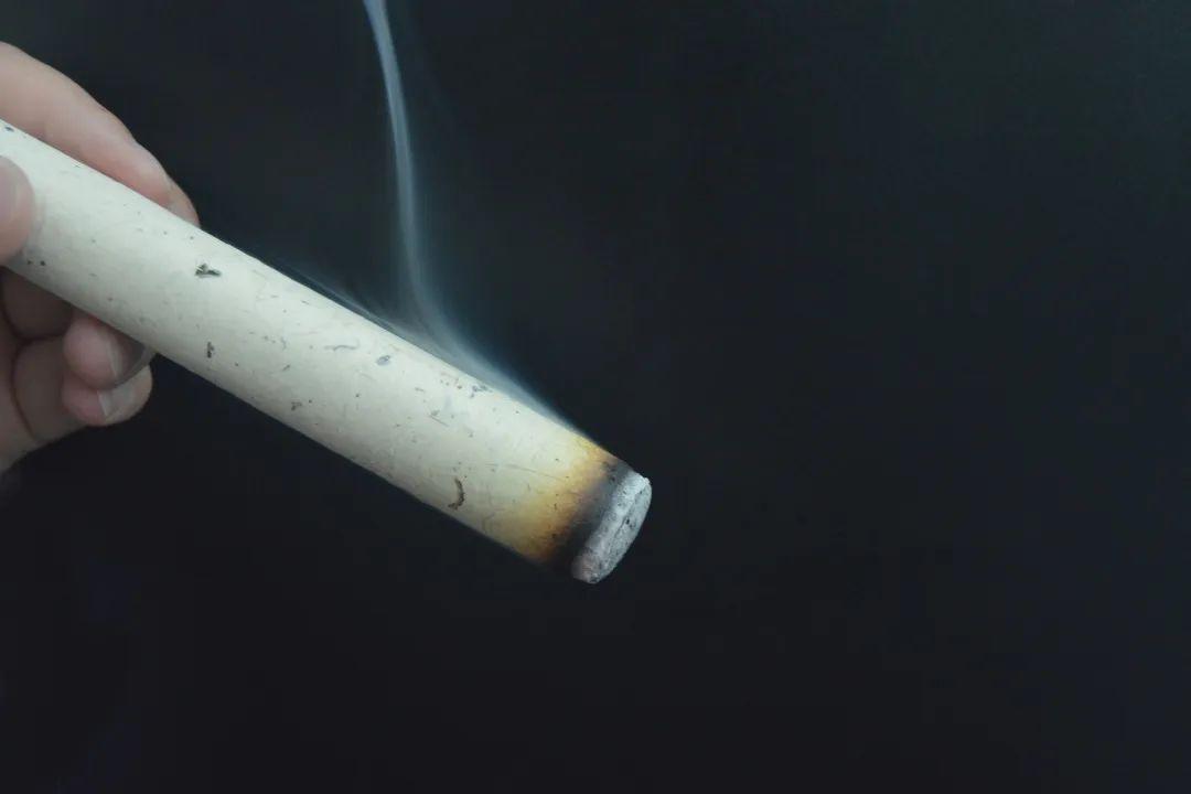 燃烧时烟味较大,气味比较刺鼻,如果用新艾条艾灸,艾烟确实是比较多的