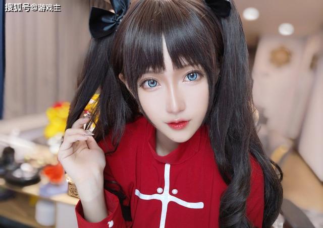 腐团儿cos动漫fate中的萝莉远坂凛,双马尾装扮有点可爱