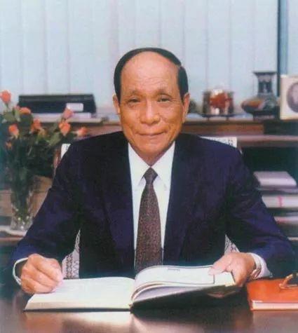 1993年,在儿子林国泰的策划下,林梧桐豪掷1亿6250美金买下两艘新船