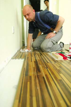 欧典地板小课堂,铺装地板前对地面的处理分几步?_空间