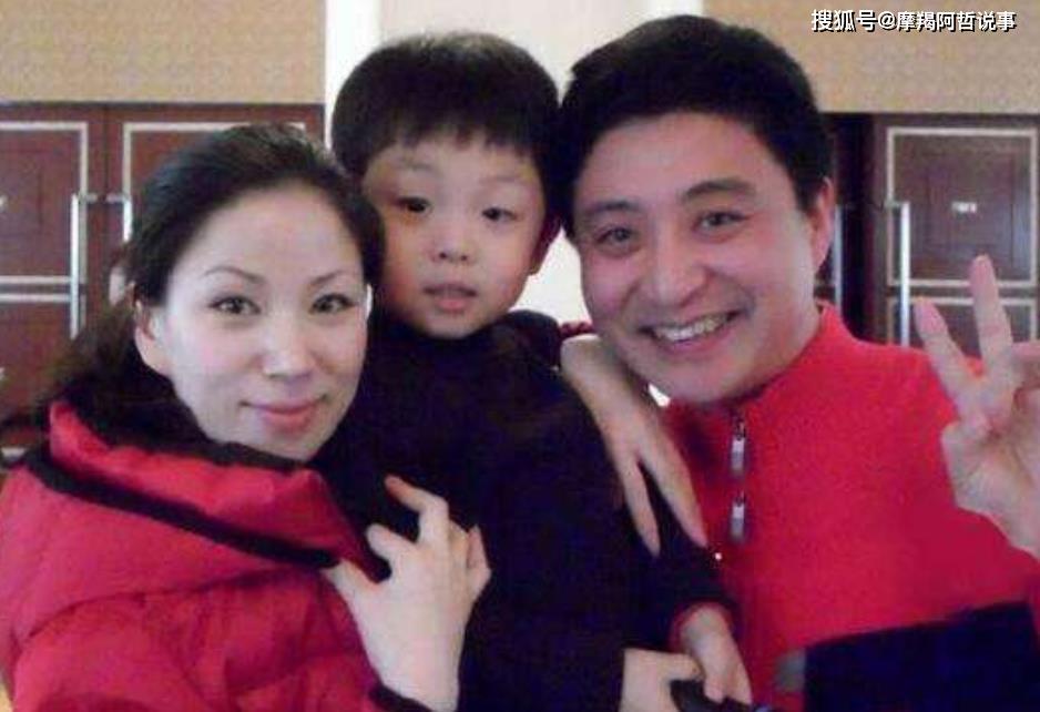 原创45岁相声演员周炜近照妻子满脸胶原蛋白俩人同框像父女