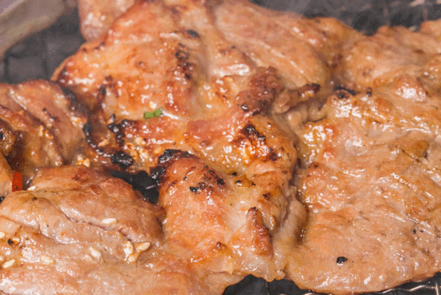 的执着烤得香嫩的肥牛在石锅里配上清爽的蔬菜倒上秘制的拌饭酱每一口