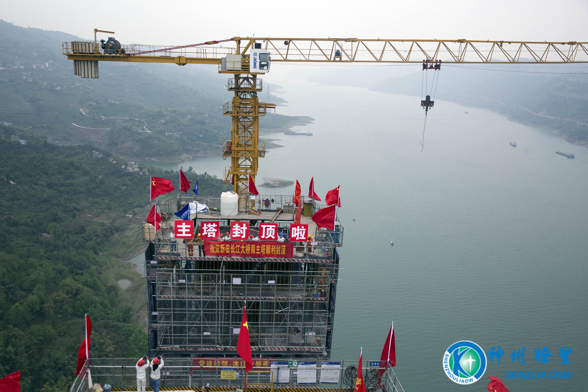 重庆新田长江公路大桥主塔封顶
