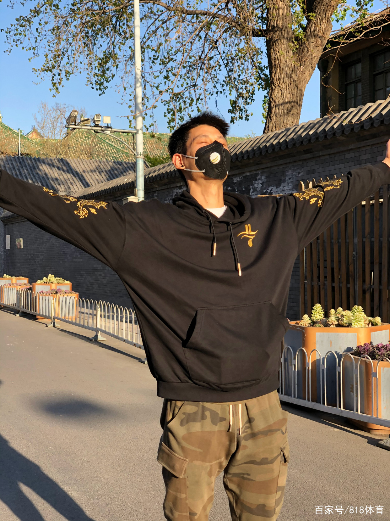 原创林书豪解除14天隔离出关蓬头垢面胡子拉碴不修边幅直奔球场训练