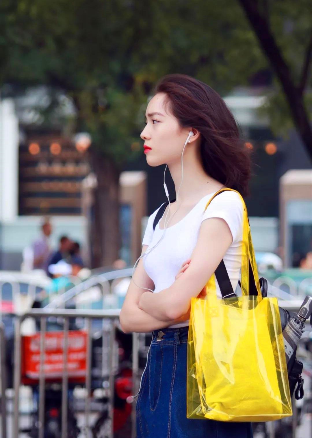 高颜值美女,打扮时尚身材窈窕,怎么拍都很好看!