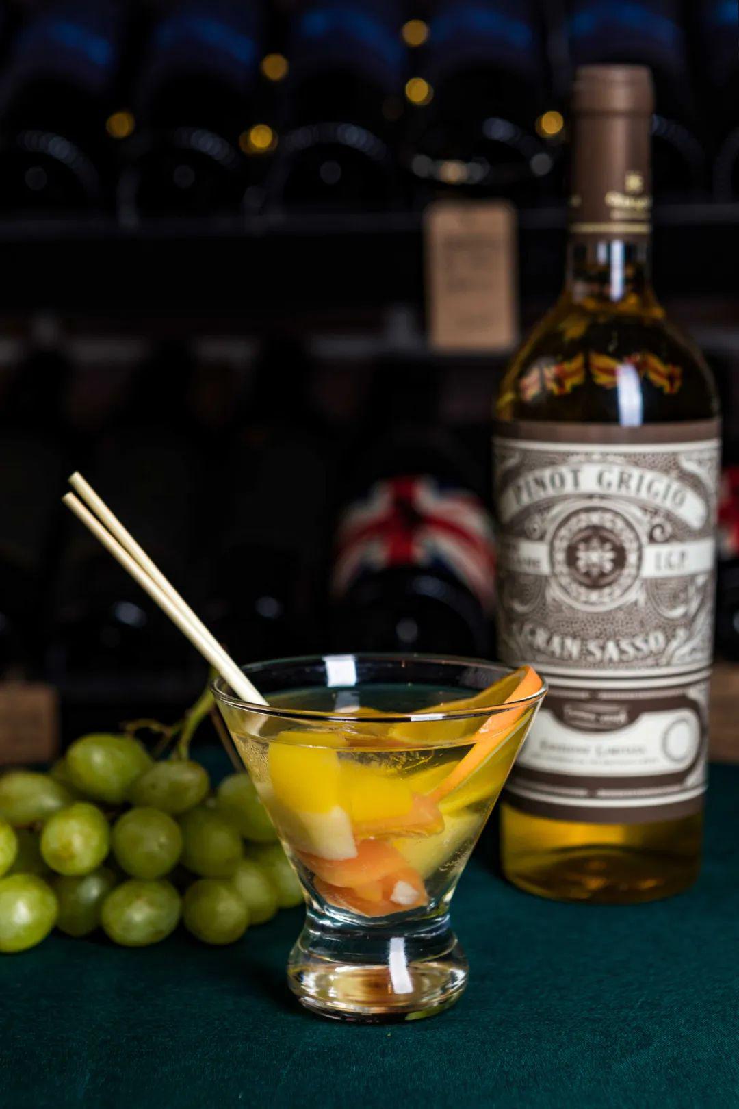 午后桑格利亚特调葡萄鸡尾酒-白来上一杯举手投足间都会多出几分魅惑