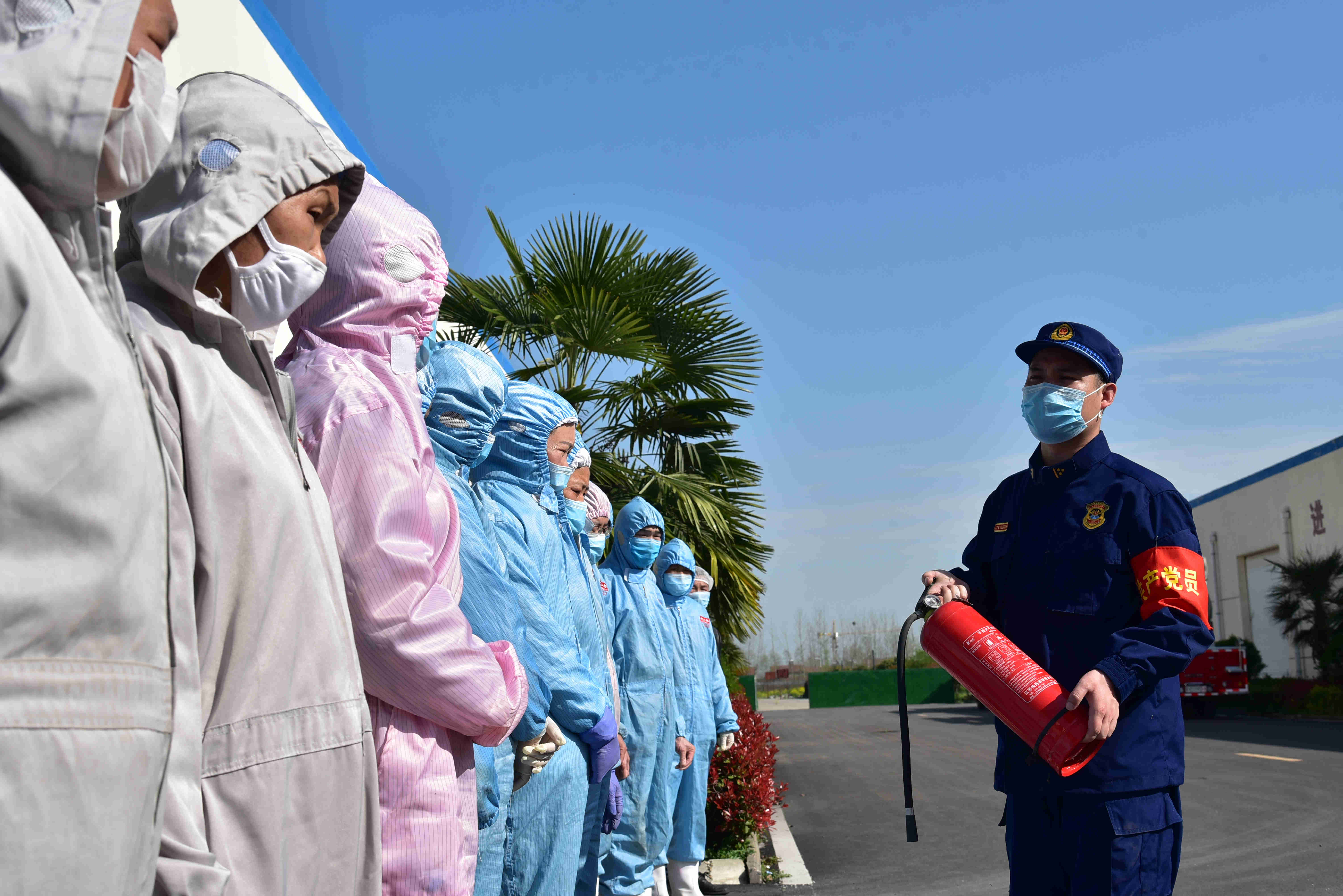 湖北宜城消防员为农副产品企业培训消防安全技能