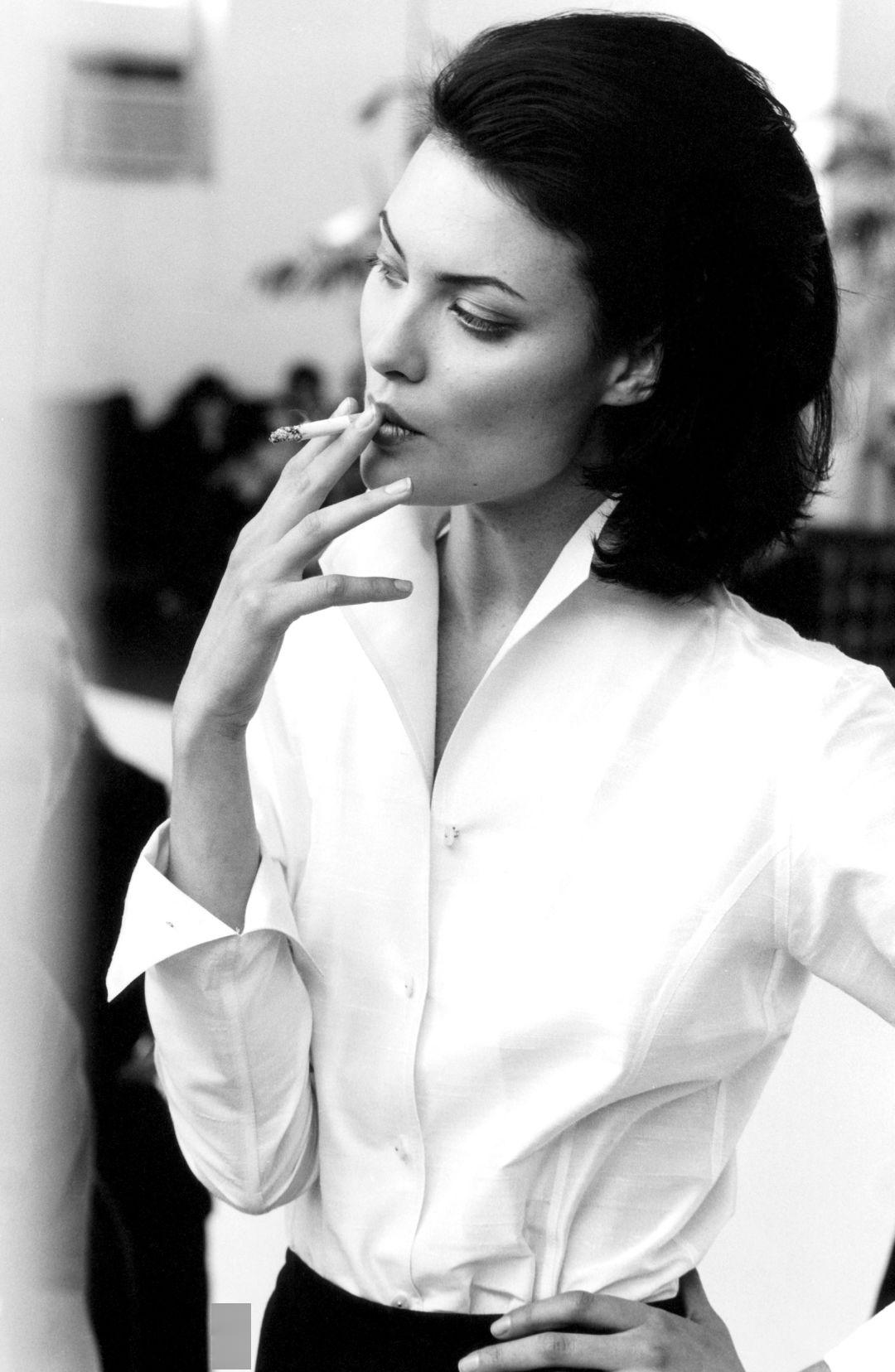 女人优雅的抽烟姿势图片