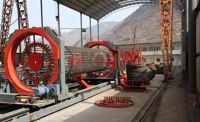 钻孔,清孔,下钢筋笼,灌注混凝土;如果钢筋笼无法拔出,选择用反循环泵