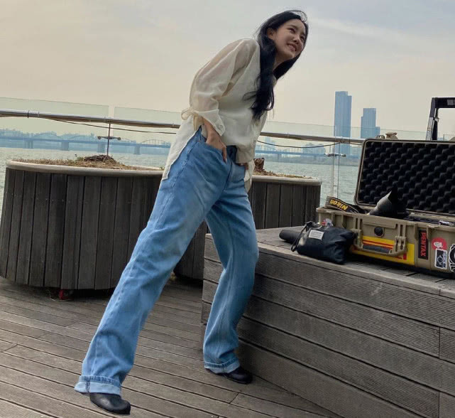 原创海边游玩的tara成员朴孝敏白色衬衣搭配牛仔裤简约又时尚