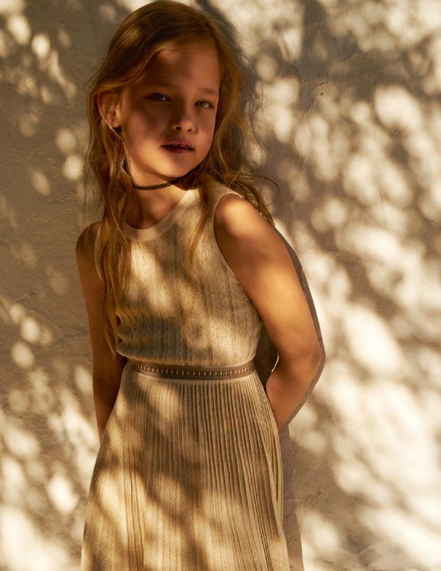 原创超模泡泡莉有女初长成7岁登上vogue内页貌美腿长自带气场