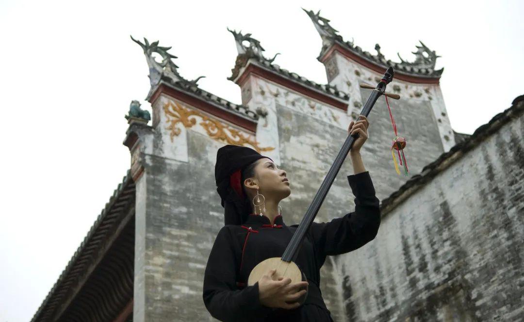 天琴与壮锦崇左壮族天琴艺术是壮族祖先骆越先民流传下来的宝贵文化