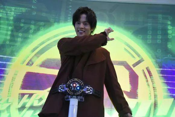 首先是假面骑士时王的变身者常磐庄吾穿上了未来骑士腰带,不得不说,在