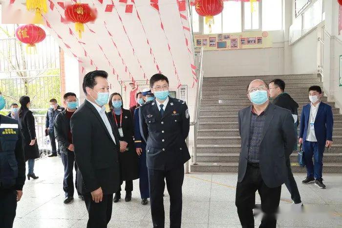 简阳市副市长钟世斌带领相关部门到简阳中学督导春季开学复课安全工作