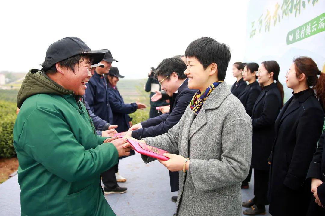 市领导蒋银生为佐村新茶直播吆喝佐村镇召开云端新茶发布会