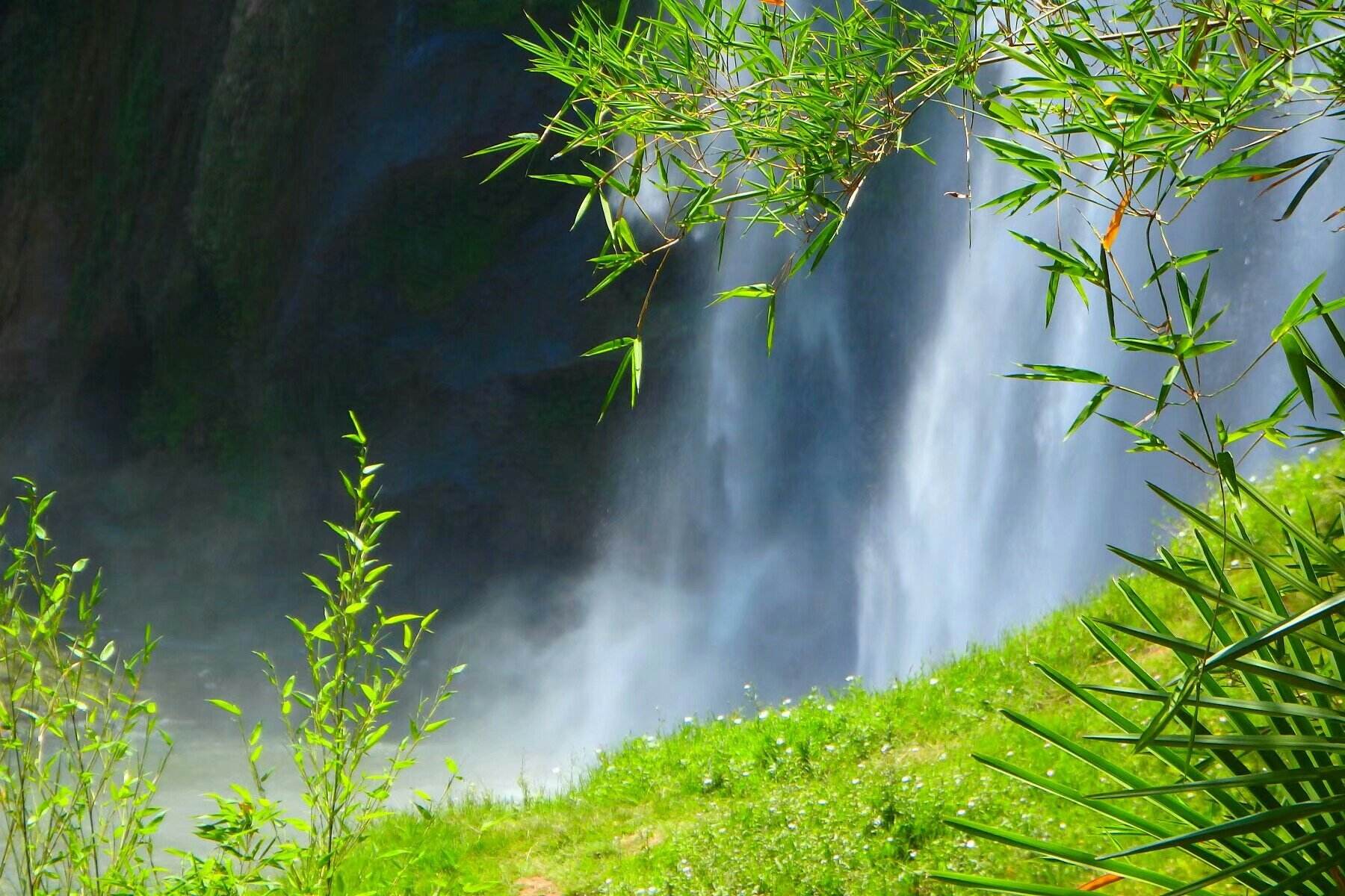 石林长湖风景区深藏于丛山密林中,也称为藏湖,湖水清澈平静,在湖中