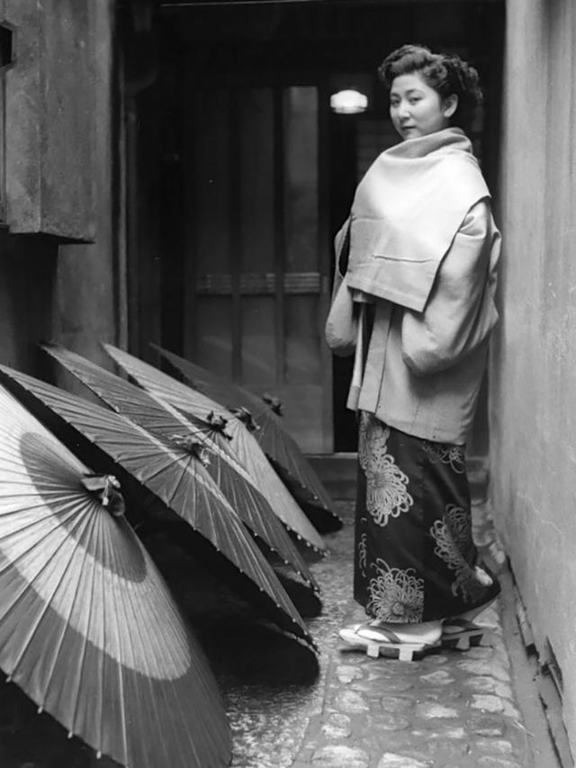 五十年代的日本艺伎老照片:微笑背后透露着心酸