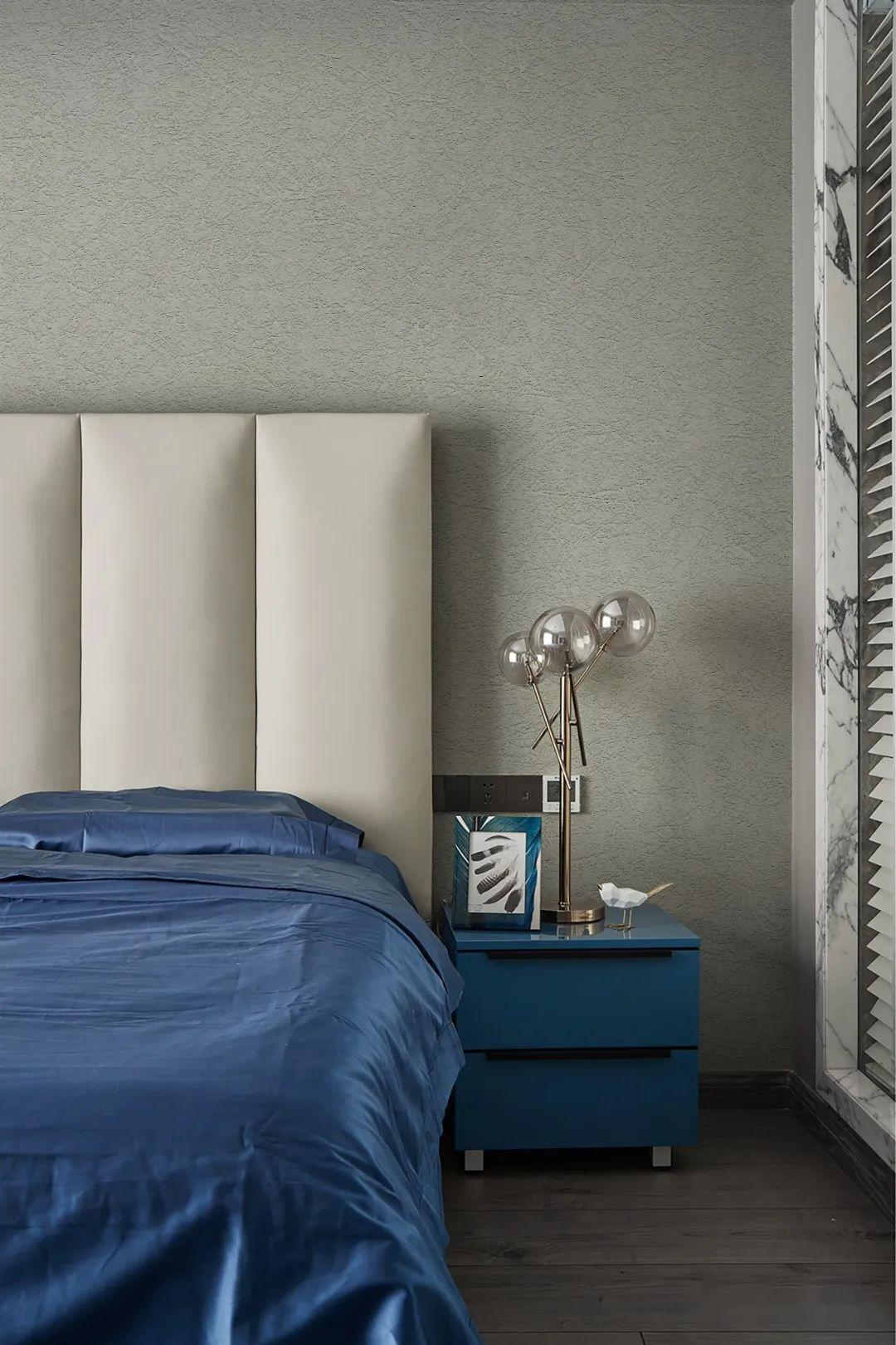 优雅气息勾勒而出,高贵气场顺势而发,暖灰色艺术漆墙布沉稳大气,蓝色