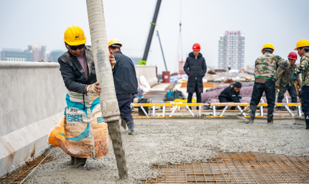 混凝土浇筑施工正进行转体箱梁预应力张拉孔道压浆以及箱梁模板和满堂