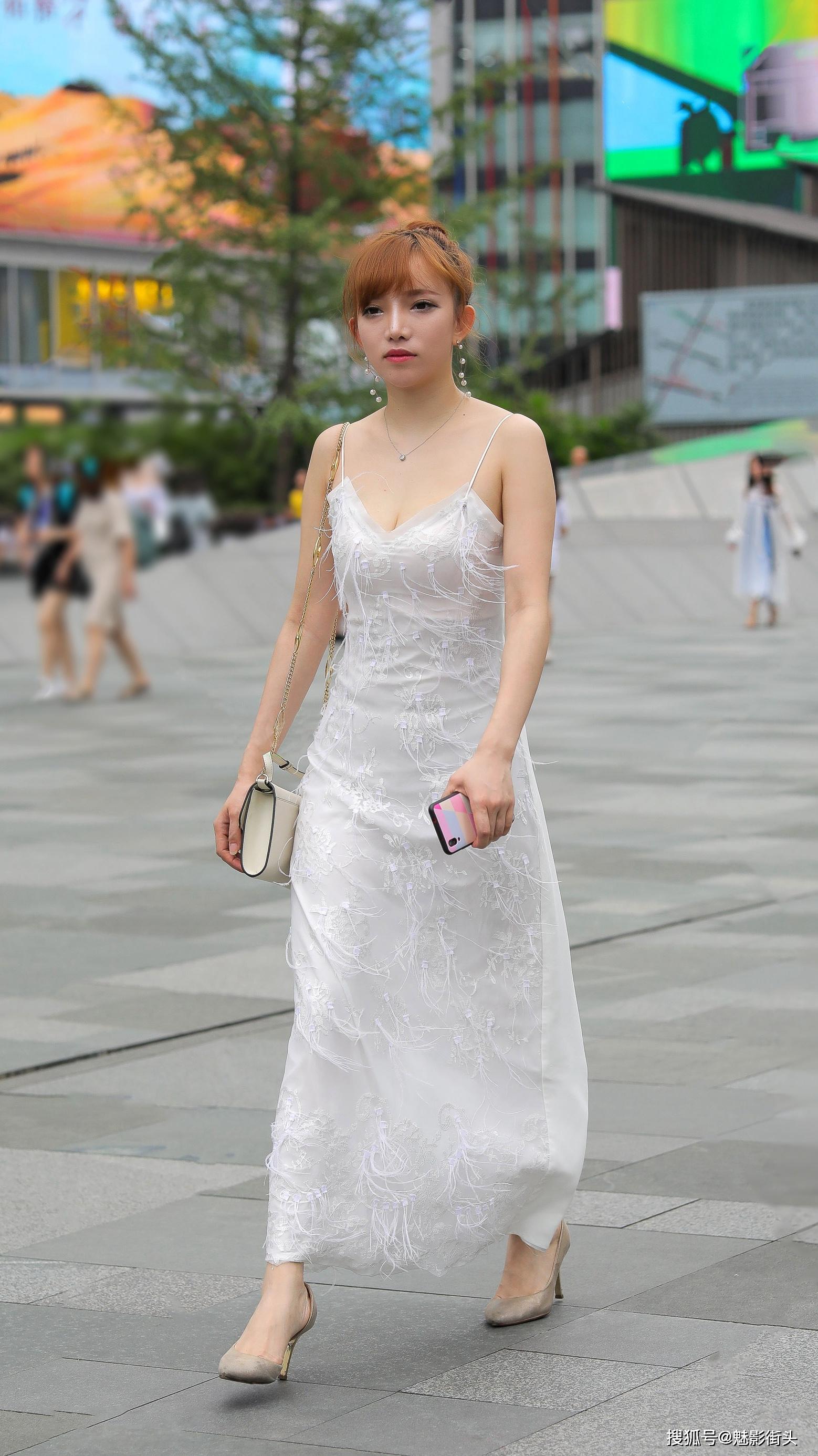 裙子的款式也非常多,可以简单的分为半身裙和连衣裙,作为一个时尚又