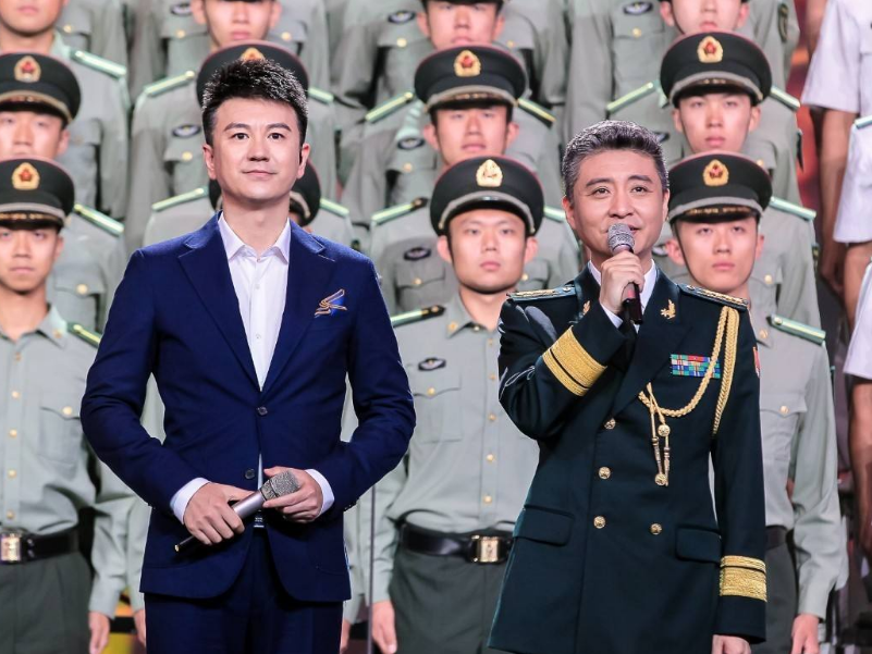 44岁周炜成宠妻狂魔他满头白发很深情娇妻却美如少女